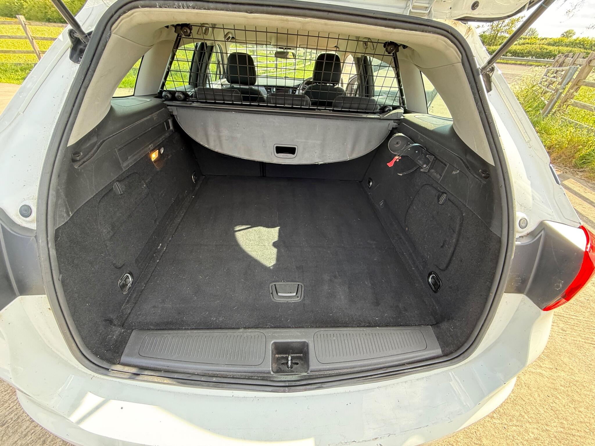 Vauxhall Astra 1.6 CDTi Tech Line Sports Tourer Euro 6 (s/s) 5dr — photo 101 of 104